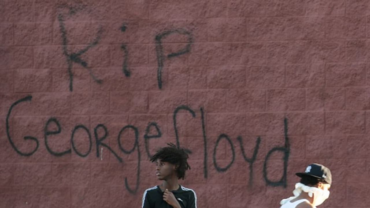 ജോര്ജ്ജ് ഫ്ലോയ്ഡിന് നീതിവേണം; അമേരിക്കയില് ശക്തമായ പ്രക്ഷോഭം; 40 നഗരങ്ങളില് കര്ഫ്യൂ ജോര്ജ്ജ് ഫ്ലോയ്ഡിന് നീതിവേണം; അമേരിക്കയില് ശക്തമായ പ്രക്ഷോഭം; 40 നഗരങ്ങളില് കര്ഫ്യൂ