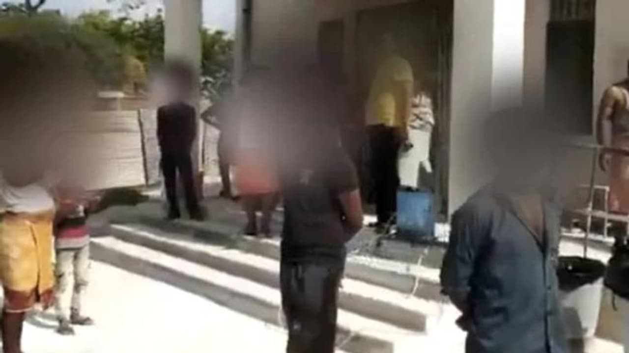 'ഞങ്ങളെന്താ മൃഗങ്ങളാണോ?' വെള്ളമില്ല, ആഹാരമില്ല, യുപിയിലെ ആശുപത്രിയില് കൊവിഡ് രോഗികളുടെ പ്രതിഷേധം 'ഞങ്ങളെന്താ മൃഗങ്ങളാണോ?' വെള്ളമില്ല, ആഹാരമില്ല, യുപിയിലെ ആശുപത്രിയില് കൊവിഡ് രോഗികളുടെ പ്രതിഷേധം