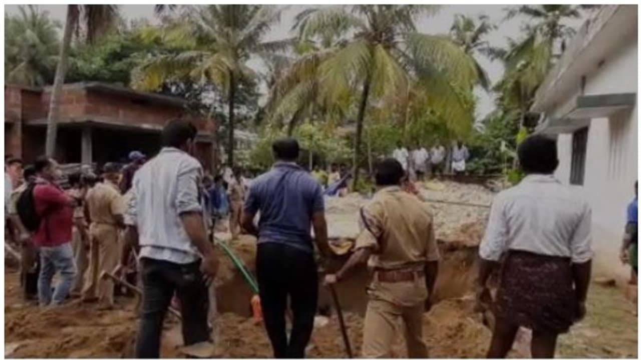 മലപ്പുറത്ത് കിണര് ഇടിഞ്ഞ് അപകടം; രണ്ടുപേര് മണ്ണിനടിയില് മലപ്പുറത്ത് കിണര് ഇടിഞ്ഞ് അപകടം; രണ്ടുപേര് മണ്ണിനടിയില്