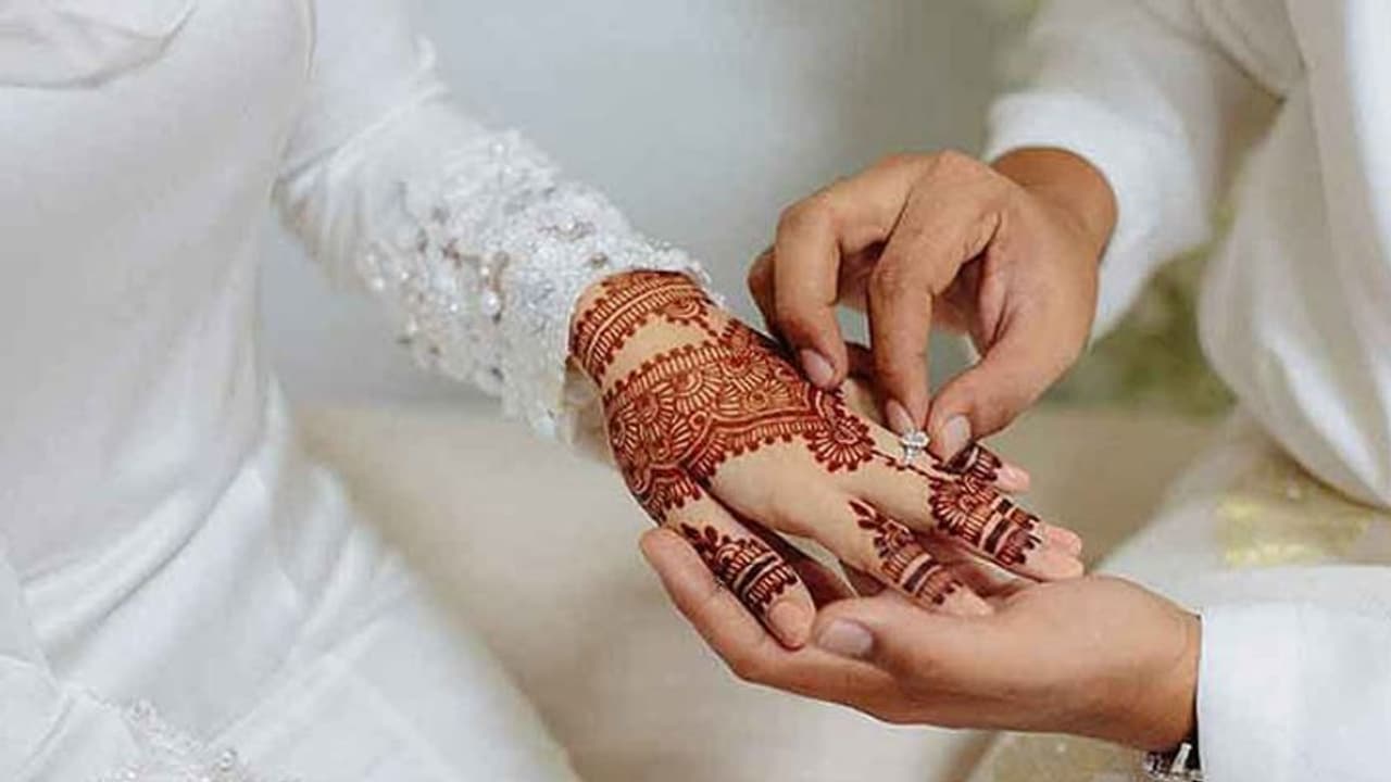 लॉकडाउन में कई ऐसे मामले सामने आया चुके हैं जहां दूल्हे व दुल्हन से दोनों परिवारों की मौजूदगी से साधारण तरीके से शादी कर ली। अब एक ऐसा ही मामला कानपुर में सामने आया है। बताया जा रहा है कि इस शादी में करोड़ो का खर्च होने वाला था। कानपुर के एक बड़े व्यवसायी ने अपनी बेटी की शादी दुबई के बड़े घराने में तय की थी। लेकिन कोरोना संकट के कारण दूल्हे दुलहन ने साधारण तरीके से वीडियो कलिंग से शादी कर ली। आधुनिक जमाने की इस शादी की पूरे इलाके में चर्चा है।