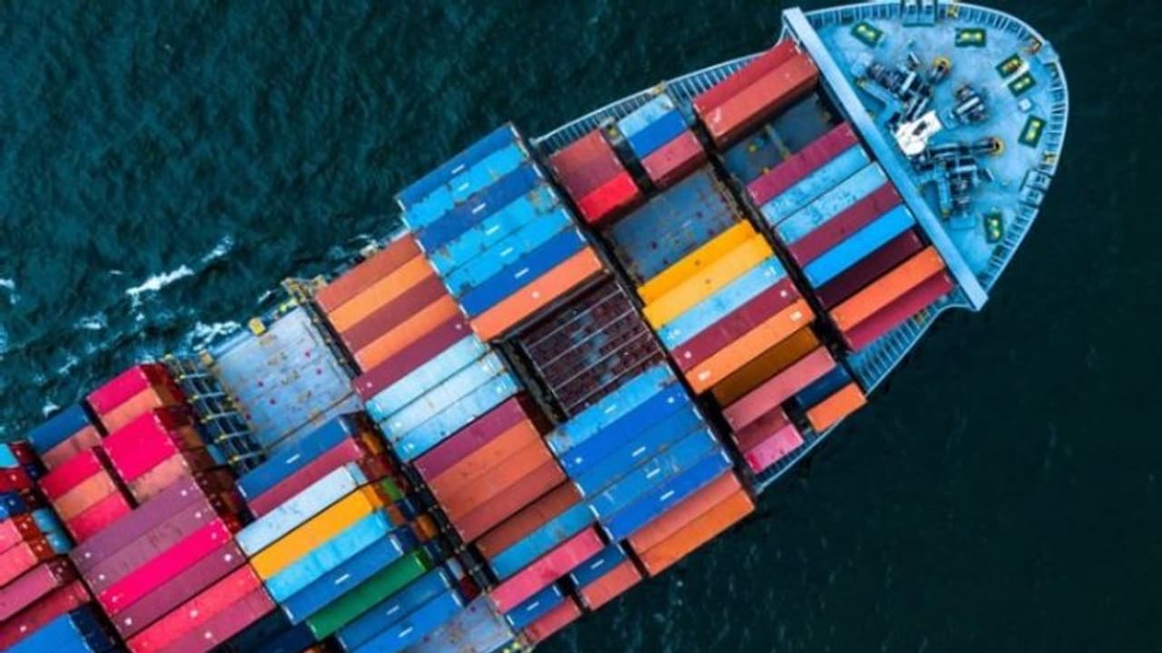 കൊവിഡിനെ തുടർന്ന് ഇന്ത്യയുടെ കയറ്റുമതി കുത്തനെ ഇടിഞ്ഞു; ചൈനയുടേത് വർധിച്ചു കൊവിഡിനെ തുടർന്ന് ഇന്ത്യയുടെ കയറ്റുമതി കുത്തനെ ഇടിഞ്ഞു; ചൈനയുടേത് വർധിച്ചു