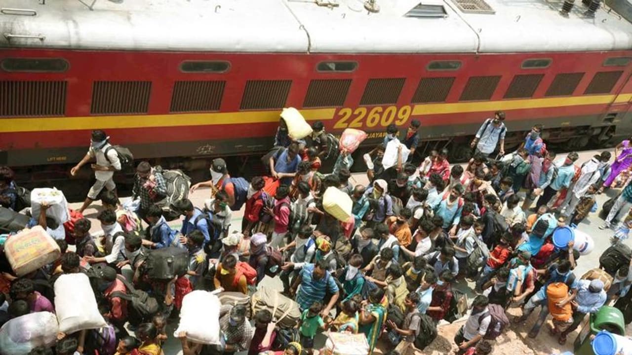 रेलवे की अपील गर्भवती महिलाएं, बीमार, 65 साल से अधिक के बुजुर्ग और 10 साल से छोटे बच्चे यात्रा से बचें रेलवे की अपील गर्भवती महिलाएं, बीमार, 65 साल से अधिक के बुजुर्ग और 10 साल से छोटे बच्चे यात्रा से बचें