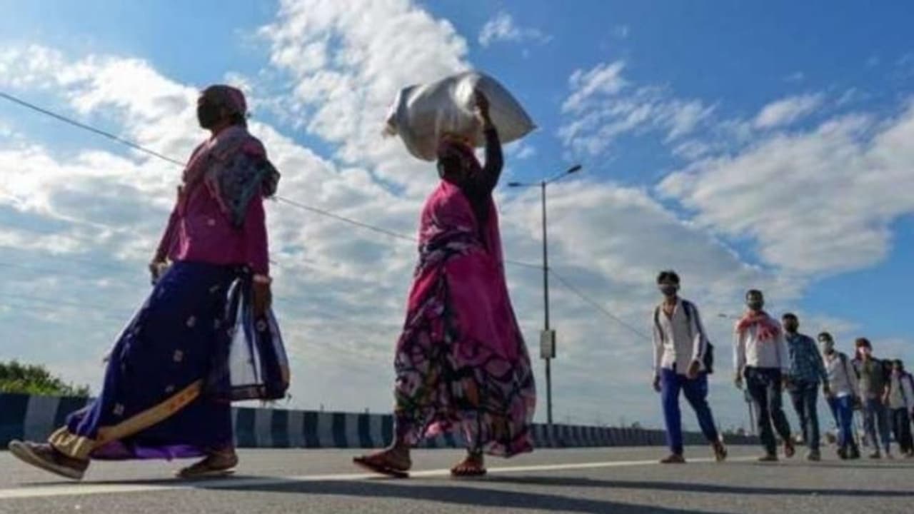 ദുരിത യാത്ര; അതിഥി തൊഴിലാളികളും കുടുംബങ്ങളും മൃതദേഹത്തോടൊപ്പം സഞ്ചരിച്ചത് 20 മണിക്കൂര് ദുരിത യാത്ര; അതിഥി തൊഴിലാളികളും കുടുംബങ്ങളും മൃതദേഹത്തോടൊപ്പം സഞ്ചരിച്ചത് 20 മണിക്കൂര്