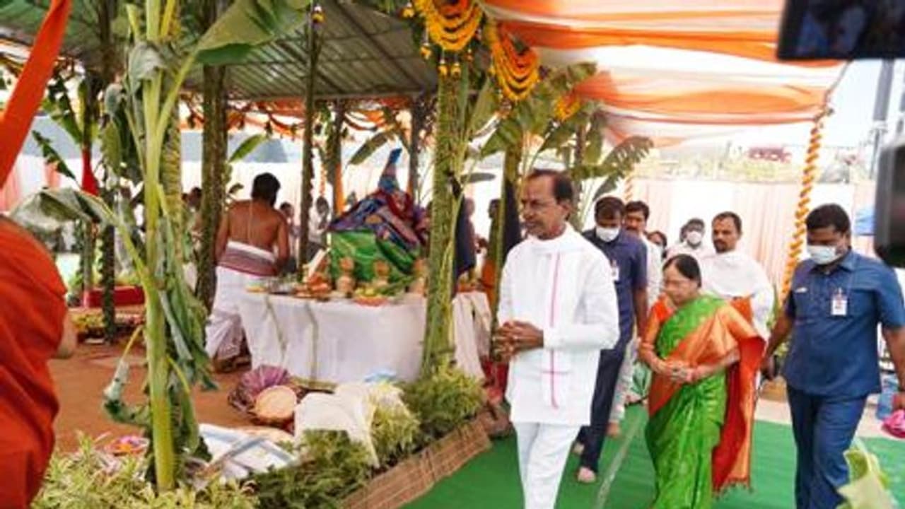 ఉచితంగానే రైతులకు కాళేశ్వరం నీళ్లు, త్వరలో దేశం ఆశ్చర్యపడే విషయం చెబుతా: కేసీఆర్ ఉచితంగానే రైతులకు కాళేశ్వరం నీళ్లు, త్వరలో దేశం ఆశ్చర్యపడే విషయం చెబుతా: కేసీఆర్