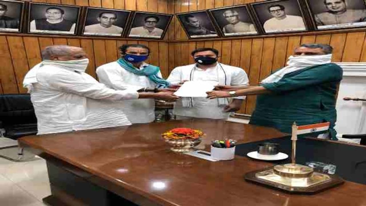 ट्रिपल मर्डर केस में 6 घंटे तक चला सियासी संग्राम, नहीं जा सके तेजस्वी यादव; अब विशेष सत्र की मांग ट्रिपल मर्डर केस में 6 घंटे तक चला सियासी संग्राम, नहीं जा सके तेजस्वी यादव; अब विशेष सत्र की मांग