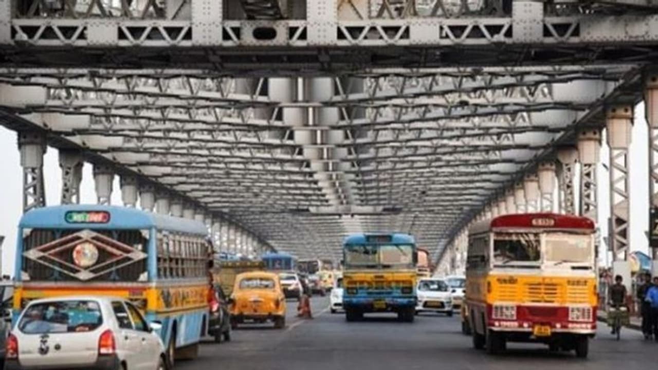 'যত সিট তত যাত্রী'তে রাজি নয় মালিকরা, ভাড়া বৃদ্ধির দাবিতে কলকাতায় নামছে না বেসরকারি বাস