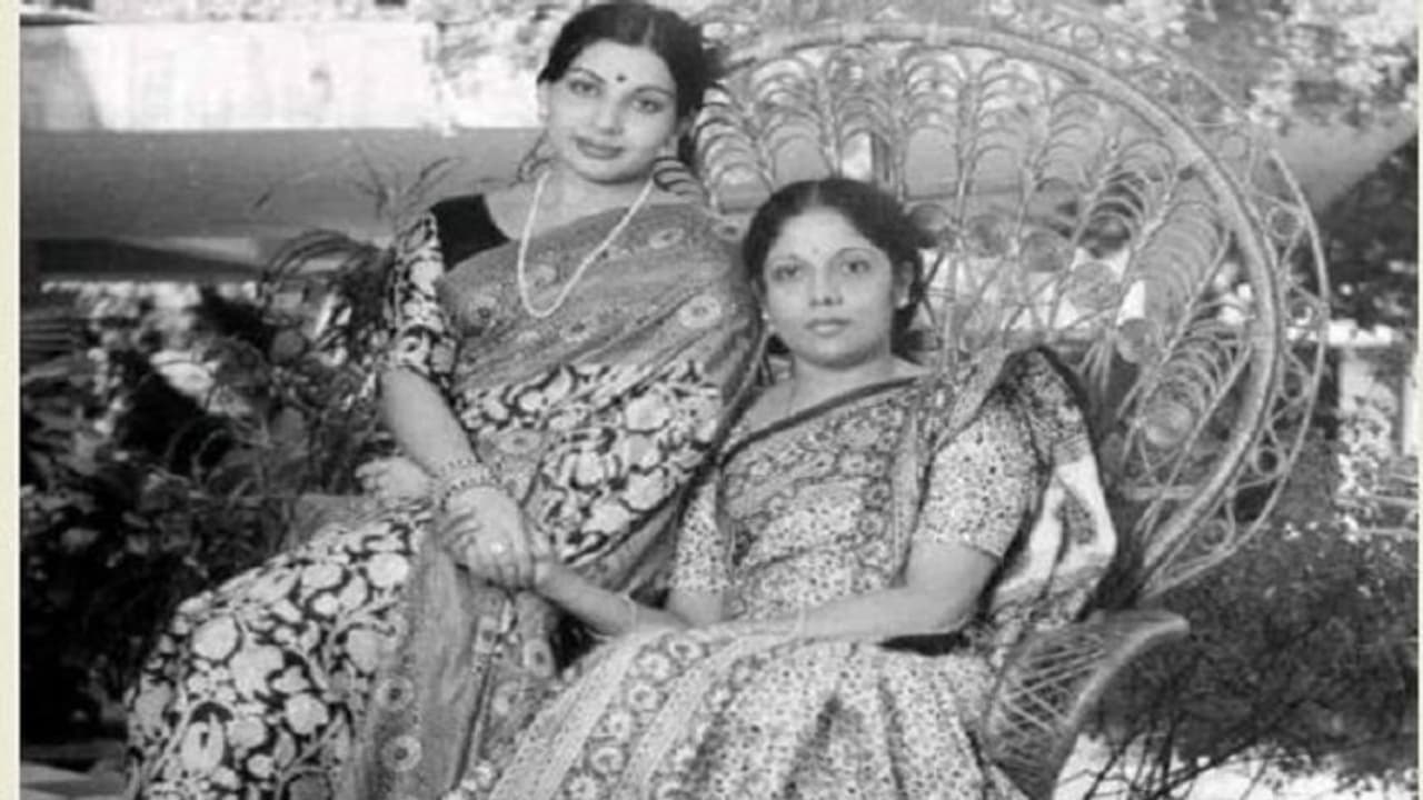 Fact Check: ಜಯಾ ಪಕ್ಕ ನಿರ್ಮಲಾ ಸೀತಾರಾಮನ್, ಹಳೆ ಪೋಟೋದ ಹೊಸ ಕತೆ! Fact Check: ಜಯಾ ಪಕ್ಕ ನಿರ್ಮಲಾ ಸೀತಾರಾಮನ್, ಹಳೆ ಪೋಟೋದ ಹೊಸ ಕತೆ!