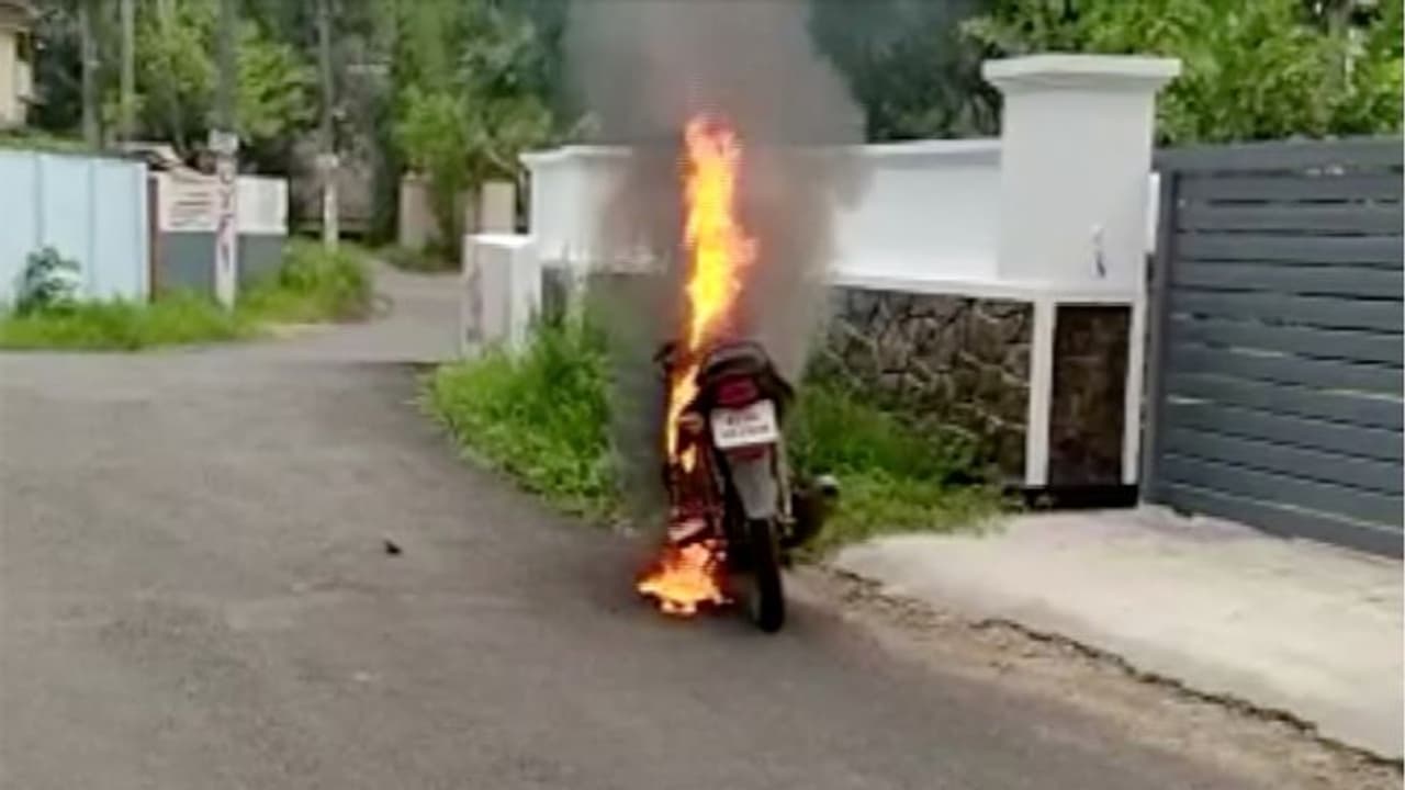 തൃശൂര് ചെന്ത്രാപിന്നിയിൽ ഗുണ്ടാവിളയാട്ടം; യാത്രക്കാരനെ ആക്രമിച്ച് ബൈക്ക് കത്തിച്ചു തൃശൂര് ചെന്ത്രാപിന്നിയിൽ ഗുണ്ടാവിളയാട്ടം; യാത്രക്കാരനെ ആക്രമിച്ച് ബൈക്ക് കത്തിച്ചു