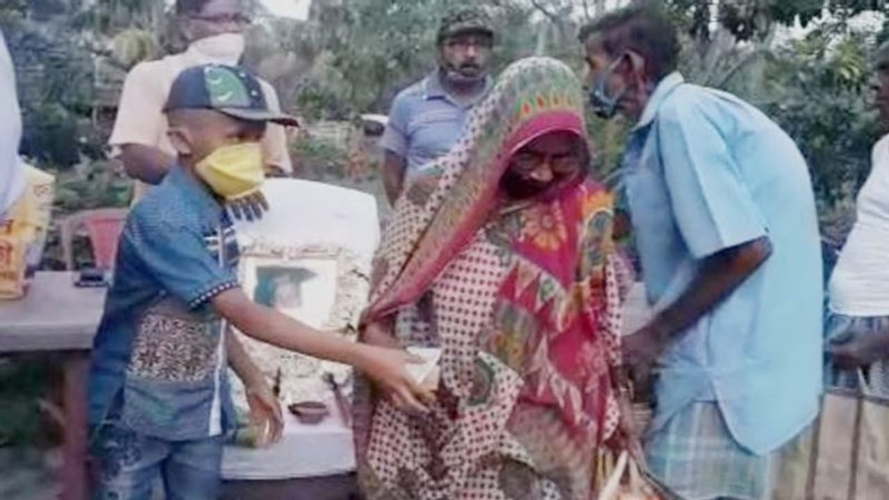 বাবার শ্রাদ্ধের খরচ বাঁচিয়ে দুঃস্থদের সাহায্য, মানবিকতার নজির কাঁথির শিক্ষকের বাবার শ্রাদ্ধের খরচ বাঁচিয়ে দুঃস্থদের সাহায্য, মানবিকতার নজির কাঁথির শিক্ষকের