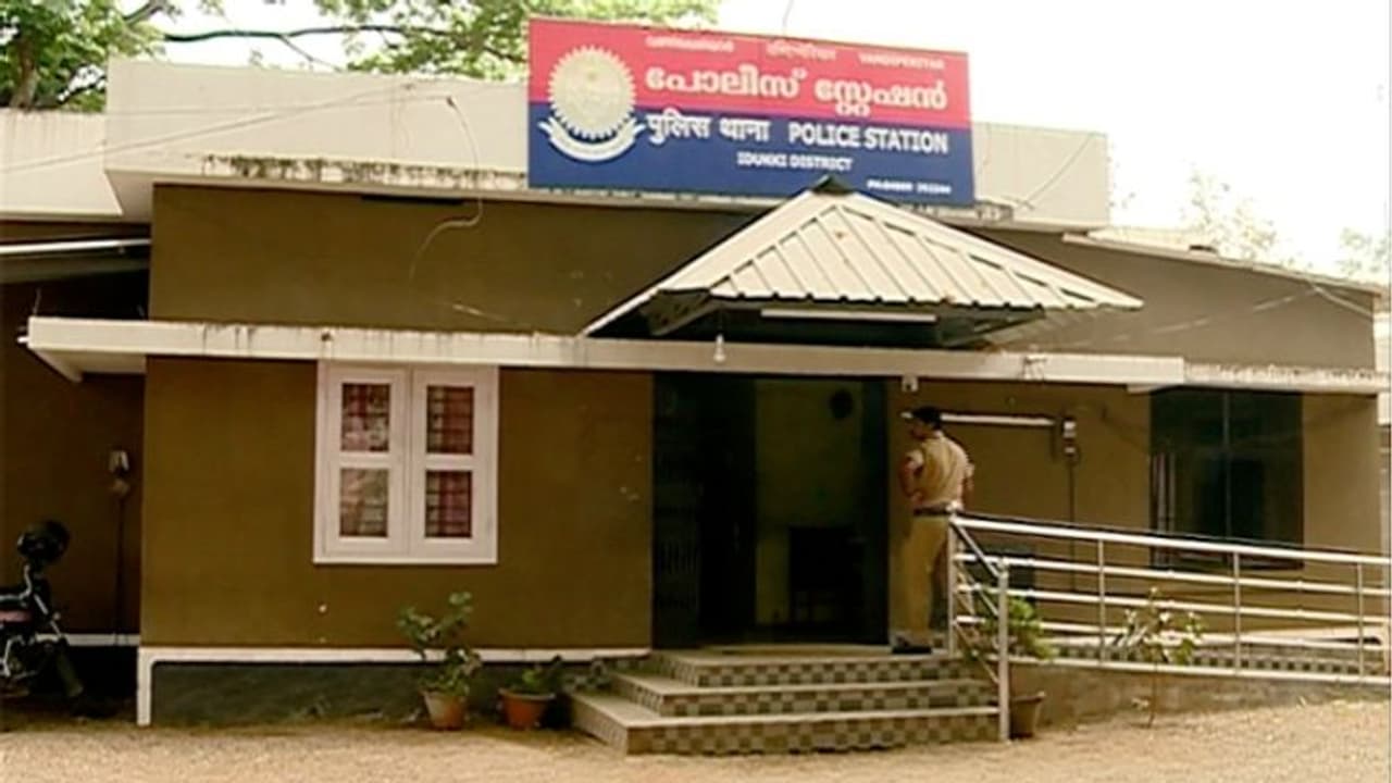 സ്റ്റേഷനിൽ കയറി പൊലീസുകാർക്കെതിരെ വധഭീഷണി; സിപിഎം നേതാക്കള് ഒളിവില്; അറസ്റ്റ് വൈകിപ്പിക്കുന്നതായി ആരോപണം സ്റ്റേഷനിൽ കയറി പൊലീസുകാർക്കെതിരെ വധഭീഷണി; സിപിഎം നേതാക്കള് ഒളിവില്; അറസ്റ്റ് വൈകിപ്പിക്കുന്നതായി ആരോപണം