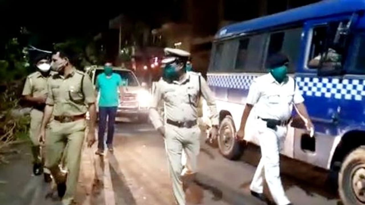 'নেশাগ্রস্ত' অবস্থায় রেড রোডে ঘুরছেন অর্ধনগ্ন তরুণী, চরম অস্বস্তির মুখে কলকাতা পুলিশ