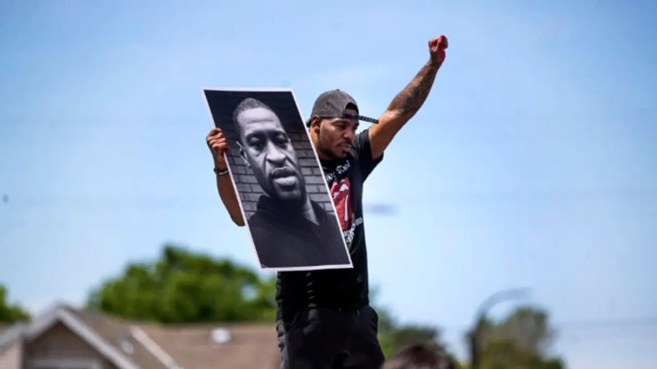 ജോർജ് ഫ്ലോയിഡിന്റെ കൊലപാതകം; മൂന്നാം ദിവസവും പ്രതിഷേധം ഇരമ്പി; മാധ്യമ സംഘത്തെ അറസ്റ്റ് ചെയ്തു ജോർജ് ഫ്ലോയിഡിന്റെ കൊലപാതകം; മൂന്നാം ദിവസവും പ്രതിഷേധം ഇരമ്പി; മാധ്യമ സംഘത്തെ അറസ്റ്റ് ചെയ്തു