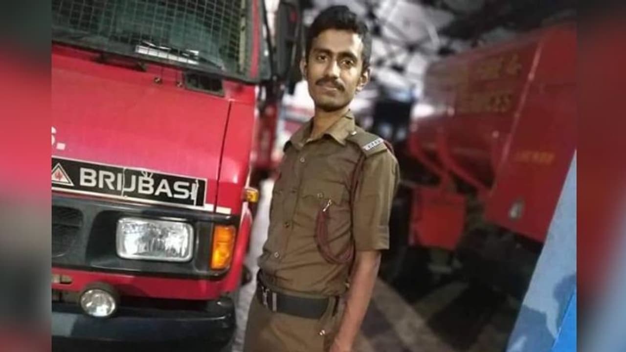 টালিগঞ্জে ফায়ার স্টেশনের মধ্যেই গাড়ির ধাক্কায় দমকল কর্মীর মৃত্যু টালিগঞ্জে ফায়ার স্টেশনের মধ্যেই গাড়ির ধাক্কায় দমকল কর্মীর মৃত্যু