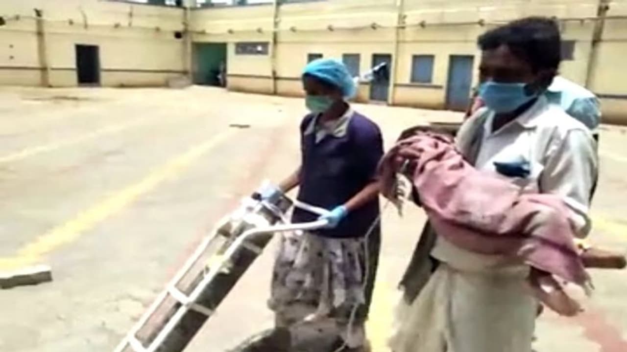 ಹುಬ್ಬಳ್ಳಿ: ಆಕ್ಸಿಜನ್ ಅಳವಡಿಸಿದ ಮಗು ಹೊತ್ತು ನಡೆದ ತಂದೆ, ಮನಕಲಕುವ ದೃಶ್ಯ ವೈರಲ್ ಹುಬ್ಬಳ್ಳಿ: ಆಕ್ಸಿಜನ್ ಅಳವಡಿಸಿದ ಮಗು ಹೊತ್ತು ನಡೆದ ತಂದೆ, ಮನಕಲಕುವ ದೃಶ್ಯ ವೈರಲ್