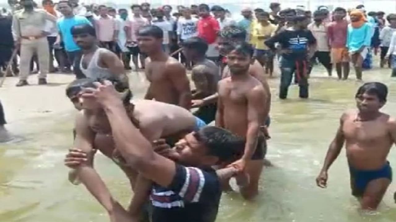 Five teenagers drowned in Ganga to save friend, corpses found after four hours Five teenagers drowned in Ganga to save friend, corpses found after four hours