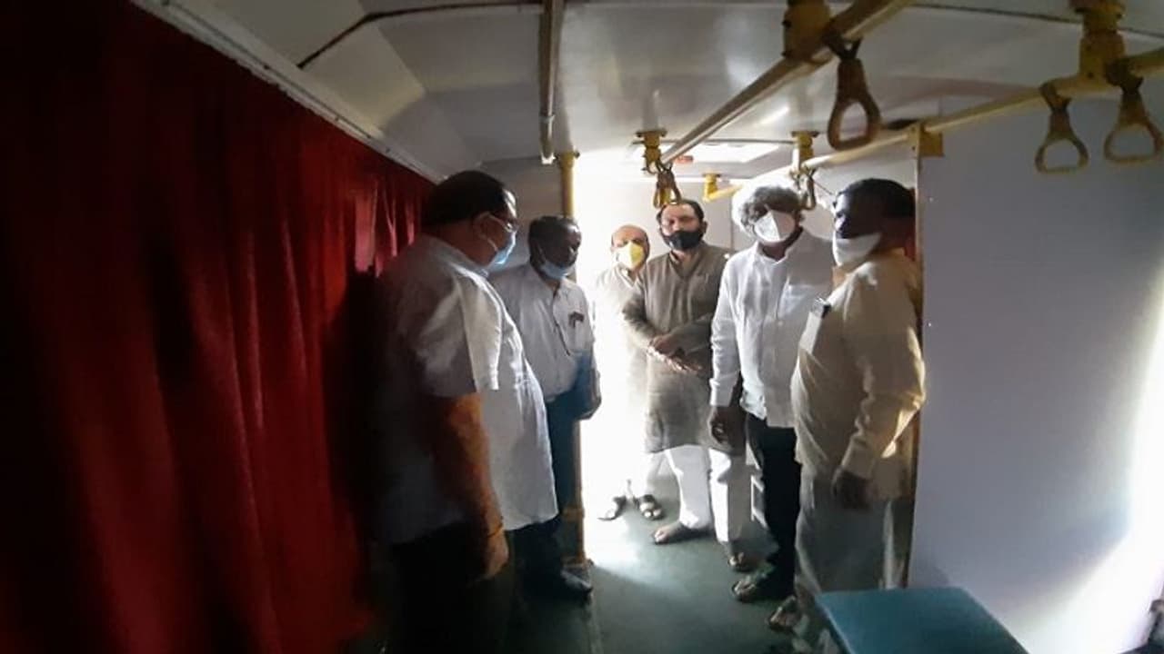 ಹಾವೇರಿ: ಕೊರೋನಾ ಆತಂಕ, ಮೊಬೈಲ್‌ ಸ್ವ್ಯಾಬ್‌ ಸಂಗ್ರಹ ವಾಹನಕ್ಕೆ ಚಾಲನೆ