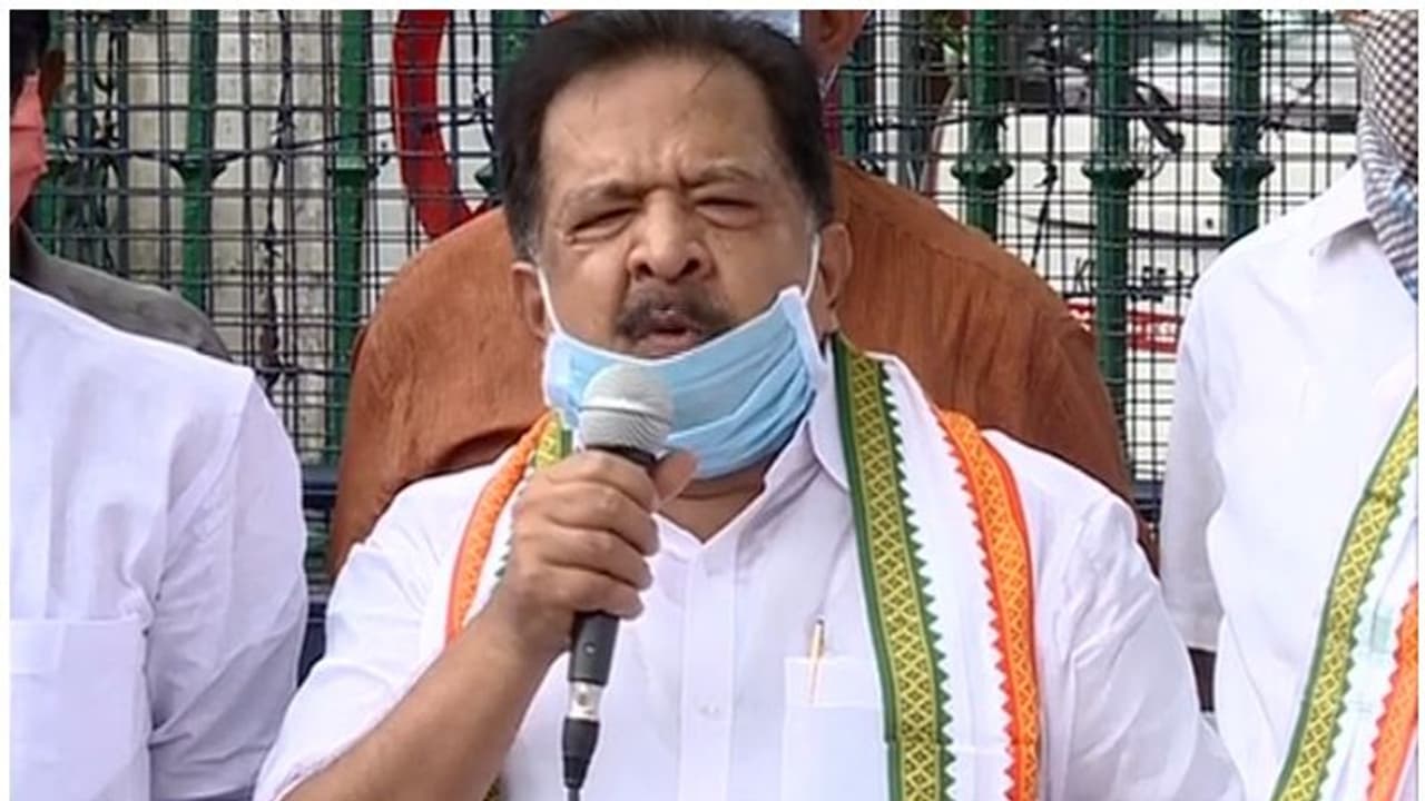 'പണം വാങ്ങി ക്വാറന്റീൻ ക്രൂരത', മുഖ്യമന്ത്രിക്ക് ധിക്കാരമെന്ന് ചെന്നിത്തല 'പണം വാങ്ങി ക്വാറന്റീൻ ക്രൂരത', മുഖ്യമന്ത്രിക്ക് ധിക്കാരമെന്ന് ചെന്നിത്തല