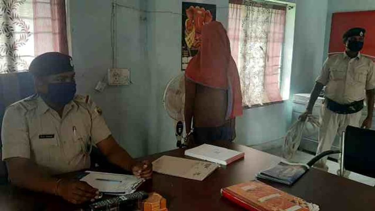 पति ने भेजा है पैसा, आकर ले जाओ का बहाना कर पड़ोसी ने महिला को घर से बुलाया, फिर किया रेप पति ने भेजा है पैसा, आकर ले जाओ का बहाना कर पड़ोसी ने महिला को घर से बुलाया, फिर किया रेप