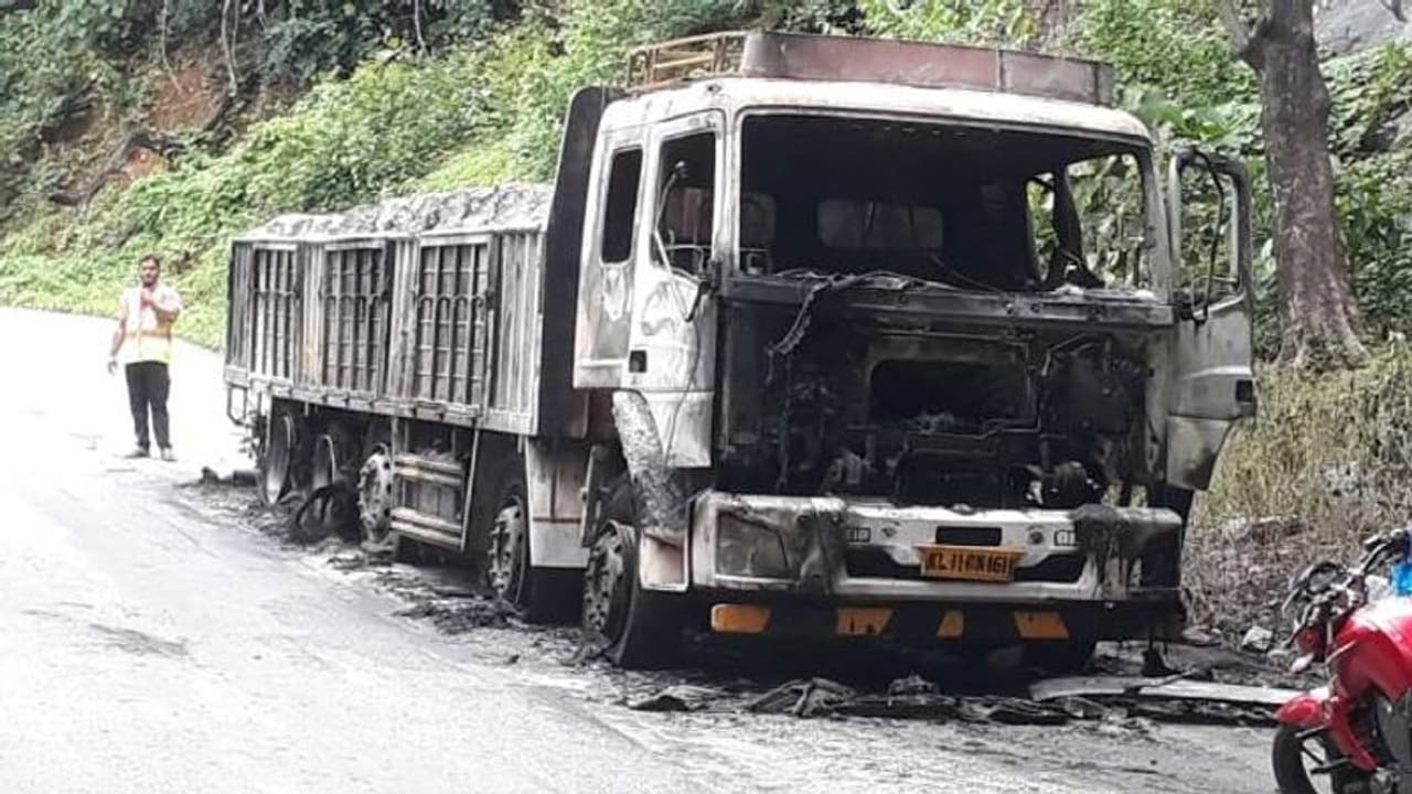 താമരശേരി ചുരം ആറാം വളവില്‍ ലോറി കത്തി നശിച്ചു