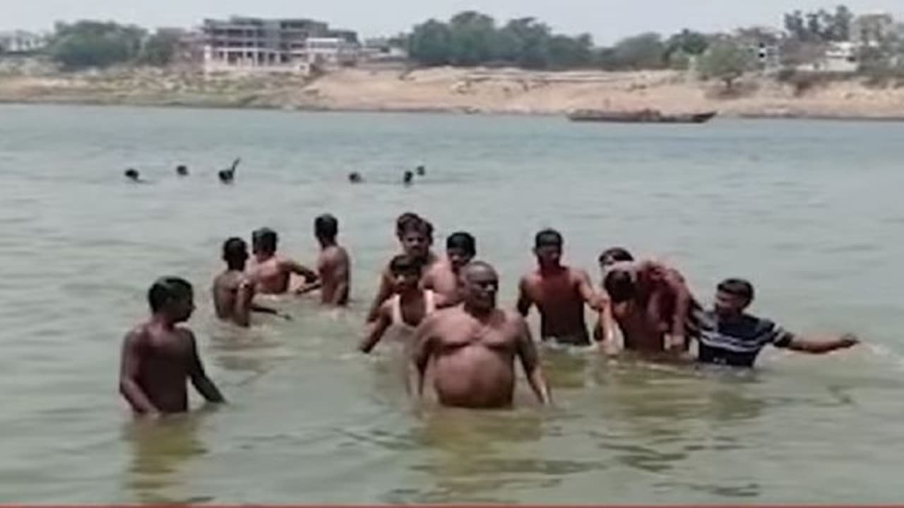 టిక్ టాక్ కోసం గంగానదిలో దూకి 5గురు యువకుల మృతి టిక్ టాక్ కోసం గంగానదిలో దూకి 5గురు యువకుల మృతి