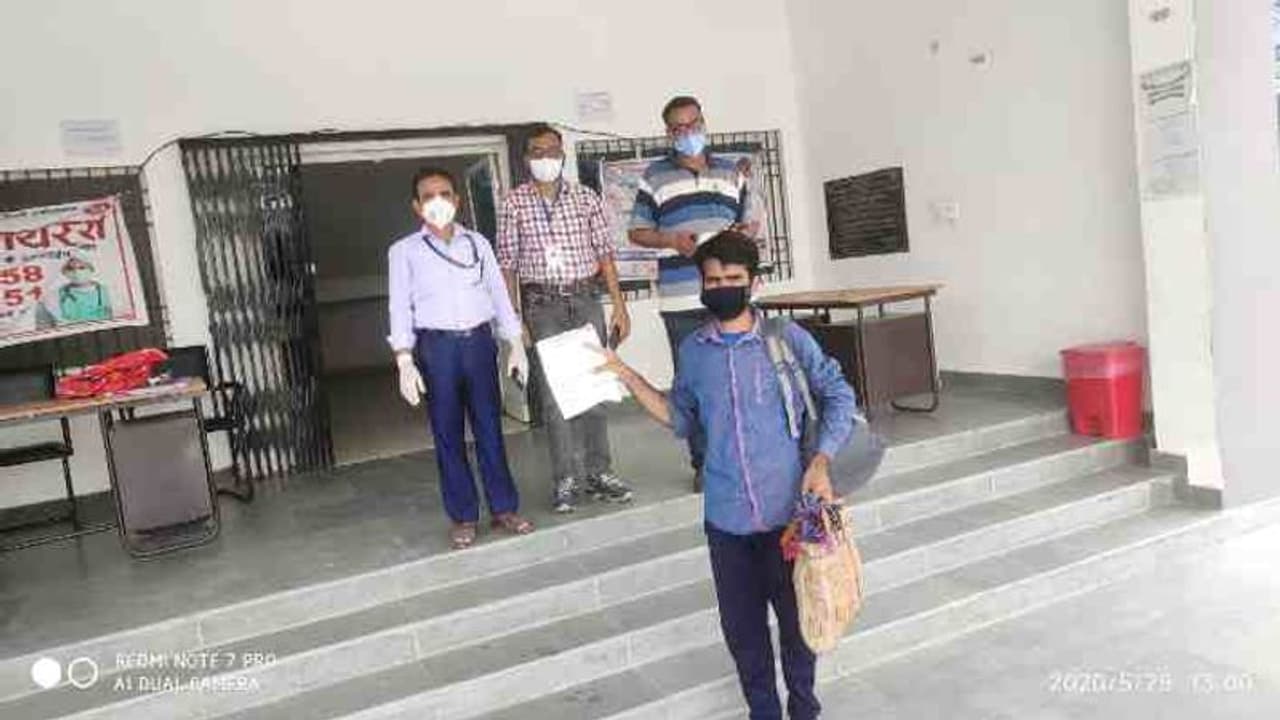 বাড়ি ফেরার পথে বিহারের পরিযায়ী শ্রমিকদের দেওয়া হচ্ছে কন্ডোম, করোনা আটকাতে না অন্য কারণ বাড়ি ফেরার পথে বিহারের পরিযায়ী শ্রমিকদের দেওয়া হচ্ছে কন্ডোম, করোনা আটকাতে না অন্য কারণ