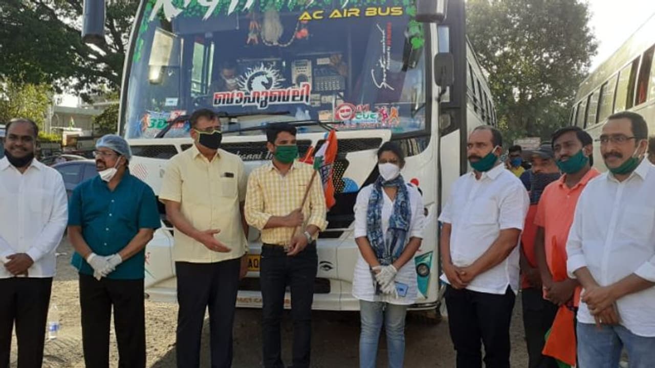 പുനെയില്‍ നിന്ന് കേരളത്തിലേക്ക് കോണ്‍ഗ്രസ് ഒരുക്കിയ സൗജന്യ ബസ് യാത്ര തിരിച്ചു