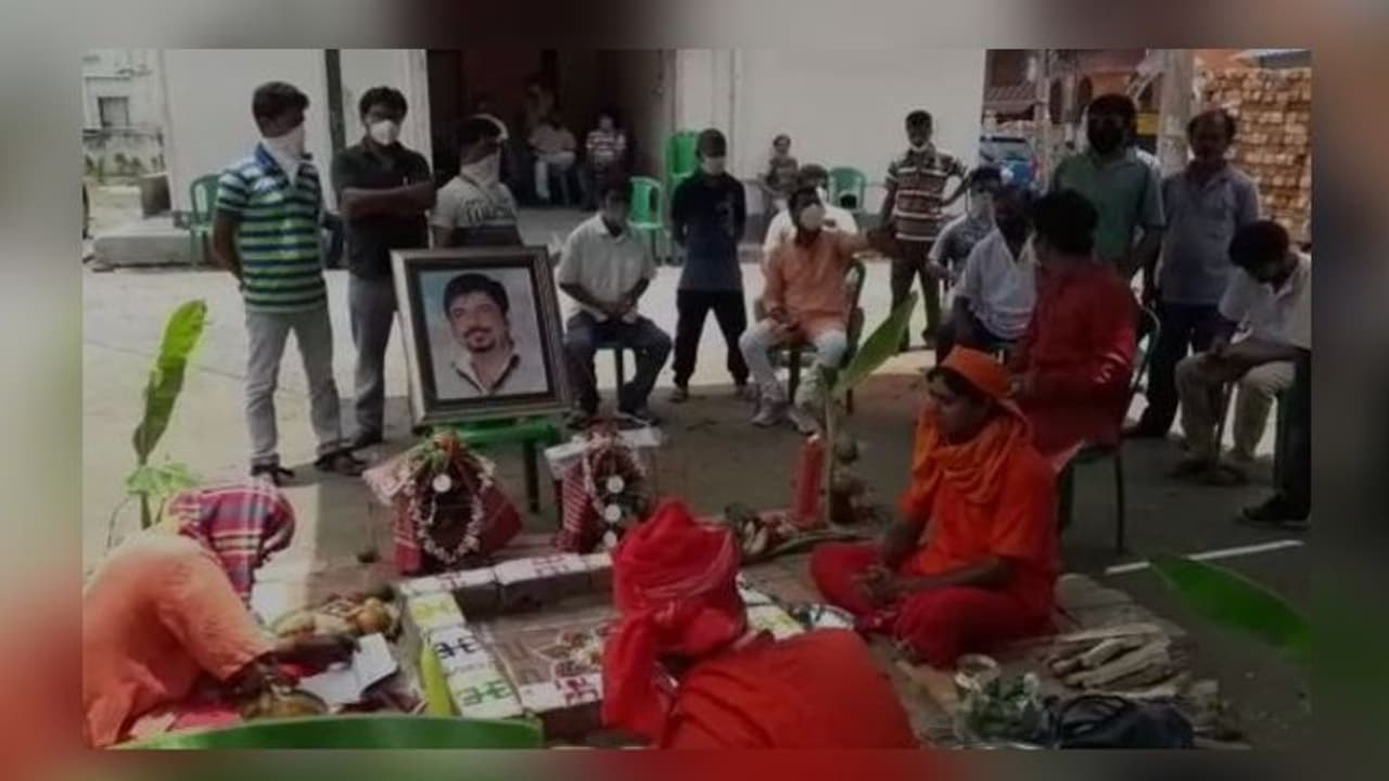 করোনা আক্রান্ত দমকল মন্ত্রী সুজিত বসু, আরোগ্য কামনায় যজ্ঞের আয়োজন কাউন্সিলরের করোনা আক্রান্ত দমকল মন্ত্রী সুজিত বসু, আরোগ্য কামনায় যজ্ঞের আয়োজন কাউন্সিলরের