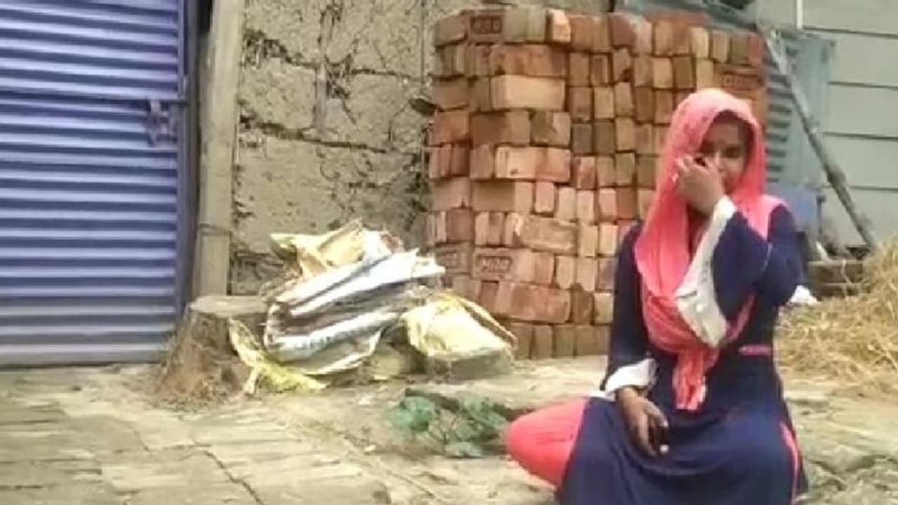 স্বামী ছেড়ে প্রেমিকের জন্য় ধরনায় প্রেমিকা , খবর পেয়েই বেপাত্তা প্রেমী স্বামী ছেড়ে প্রেমিকের জন্য় ধরনায় প্রেমিকা , খবর পেয়েই বেপাত্তা প্রেমী