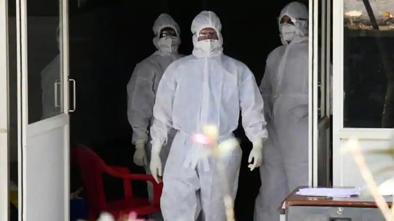 കേരളത്തിൽ കൊവിഡ് വ്യാപനം അതിരൂക്ഷം; ഓണക്കാലത്തെ ഇളവുകൾ തിരിച്ചടിയായി കേരളത്തിൽ കൊവിഡ് വ്യാപനം അതിരൂക്ഷം; ഓണക്കാലത്തെ ഇളവുകൾ തിരിച്ചടിയായി