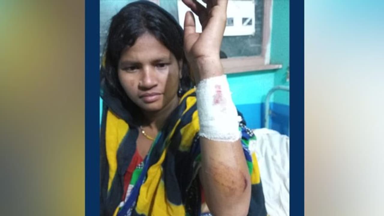 বাড়ি ফিরে জুয়ায় মত্ত পরিযায়ী শ্রমিক, প্রতিবাদ করায় বেধড়ক মার স্ত্রীকে বাড়ি ফিরে জুয়ায় মত্ত পরিযায়ী শ্রমিক, প্রতিবাদ করায় বেধড়ক মার স্ত্রীকে