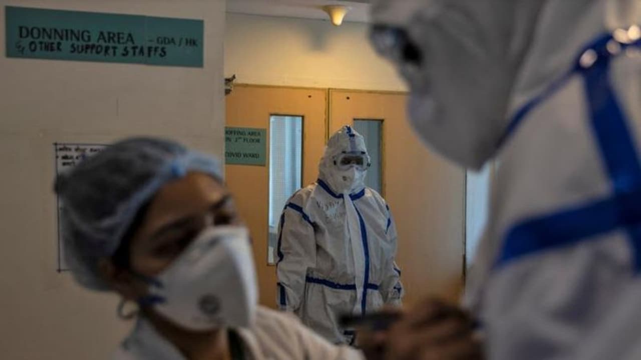 രാജ്യത്ത് കൊവിഡ് രോഗികളുടെ എണ്ണം കുതിച്ചുയരുന്നു, തമിഴ്നാട്ടിലും മഹാരാഷ്ട്രയിലുമടക്കം വൻ വർധന രാജ്യത്ത് കൊവിഡ് രോഗികളുടെ എണ്ണം കുതിച്ചുയരുന്നു, തമിഴ്നാട്ടിലും മഹാരാഷ്ട്രയിലുമടക്കം വൻ വർധന