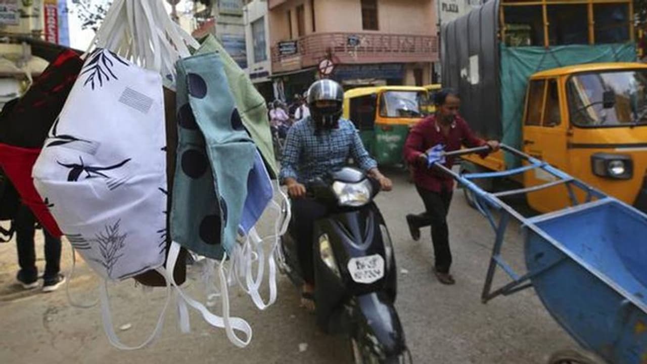 कर्नाटक में लॉकडाउन में छूट, रविवार को कर्फ्यू के नियमों में दी जाएगी ढील कर्नाटक में लॉकडाउन में छूट, रविवार को कर्फ्यू के नियमों में दी जाएगी ढील