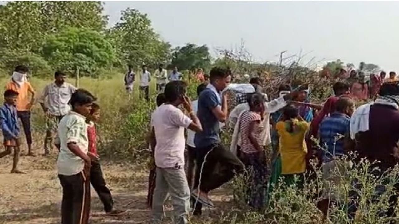 राक्षस बना तांत्रिक, 10वीं के छात्र की दी बलि, जीभ काटकर भूंसे में छिपाया शव, ऐसे खुला राज राक्षस बना तांत्रिक, 10वीं के छात्र की दी बलि, जीभ काटकर भूंसे में छिपाया शव, ऐसे खुला राज