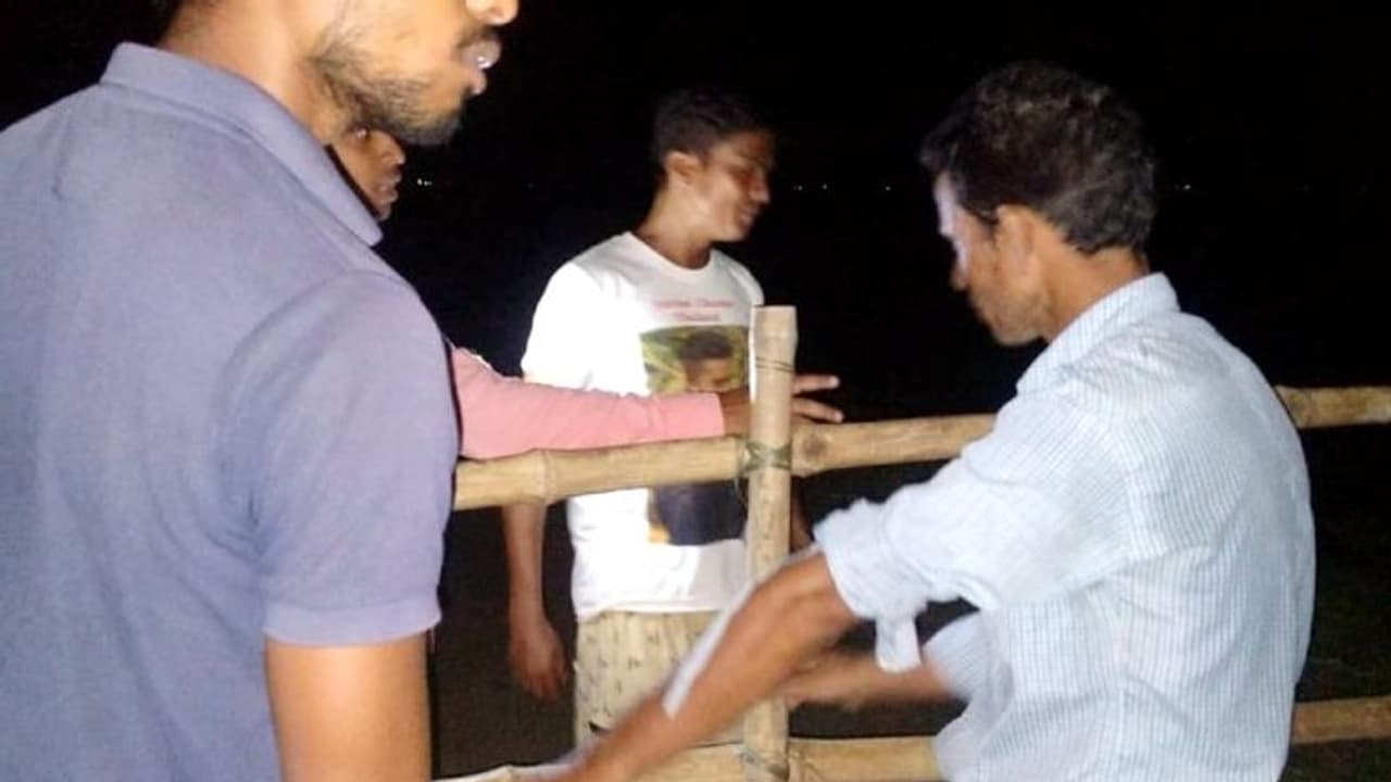 পাশের গ্রামে পরিযায়ী শ্রমিক করোনাতে আক্রান্ত, বাঁশের ব্যারিকেড দিল প্রতিবেশী গ্রাম পাশের গ্রামে পরিযায়ী শ্রমিক করোনাতে আক্রান্ত, বাঁশের ব্যারিকেড দিল প্রতিবেশী গ্রাম