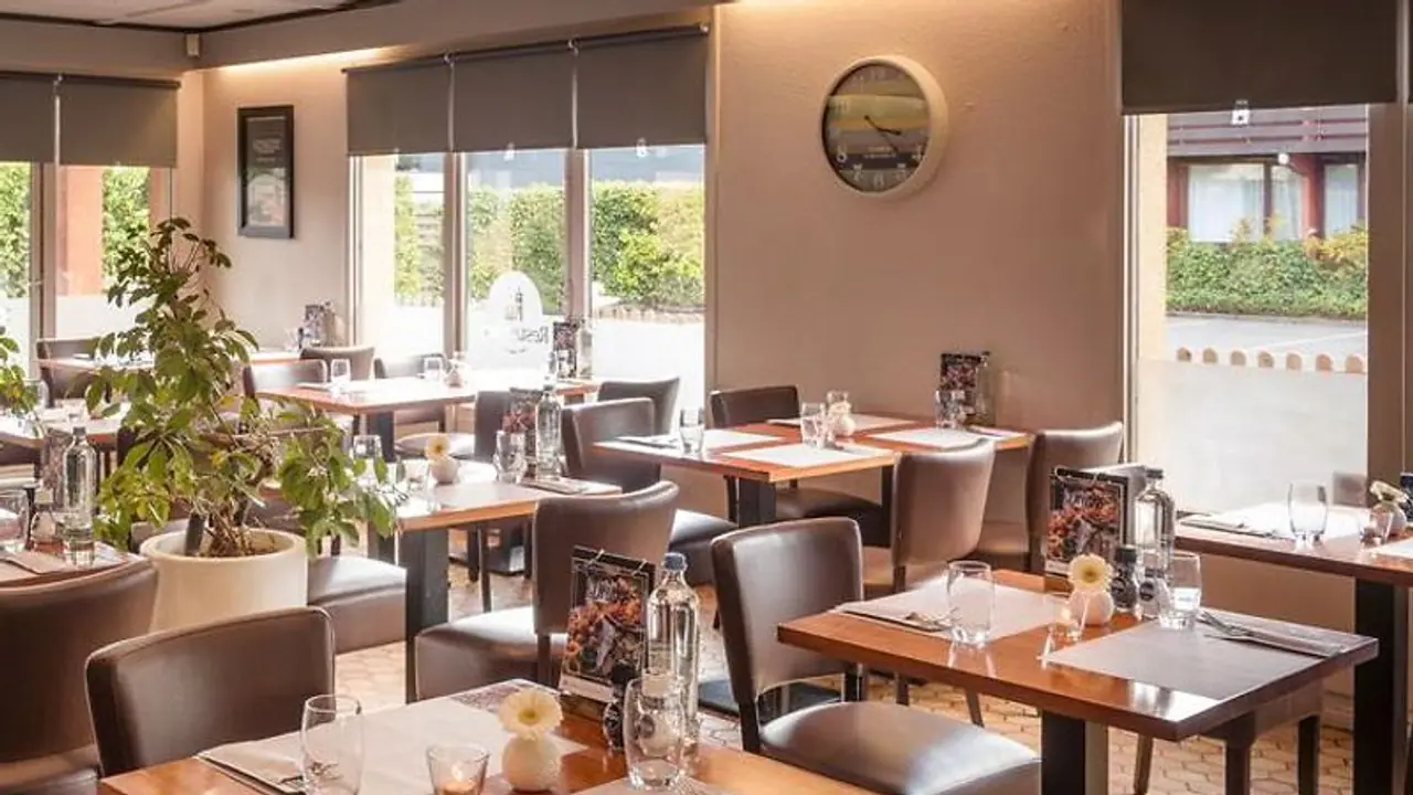 హోటళ్లు, రెస్టారెంట్లకు ఏపీ సర్కార్ గ్రీన్ సిగ్నల్.... సోమవారం నుంచి ఆన్లైన్ బుకింగ్స్ హోటళ్లు, రెస్టారెంట్లకు ఏపీ సర్కార్ గ్రీన్ సిగ్నల్.... సోమవారం నుంచి ఆన్లైన్ బుకింగ్స్