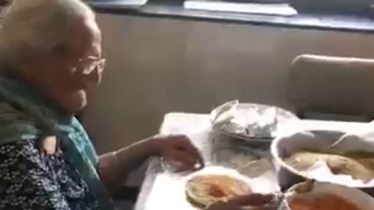 ಕಾರ್ಮಿಕರಿಗೆ ಆಹಾರ ತಯಾರಿಸಿದ 99 ವರ್ಷದ ಅಜ್ಜಿ; ಹೃದಯಸ್ಪರ್ಶಿ ಘಟನೆ ವೈರಲ್! ಕಾರ್ಮಿಕರಿಗೆ ಆಹಾರ ತಯಾರಿಸಿದ 99 ವರ್ಷದ ಅಜ್ಜಿ; ಹೃದಯಸ್ಪರ್ಶಿ ಘಟನೆ ವೈರಲ್!