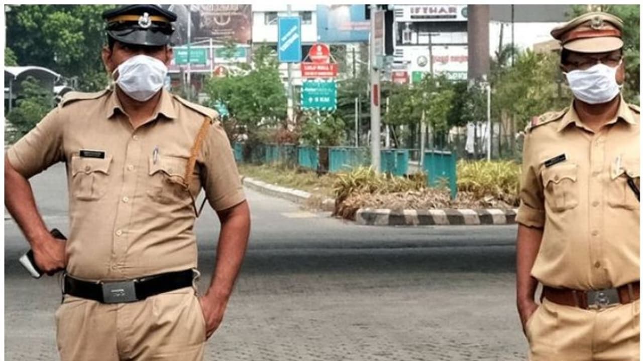 സൈക്കിളിൽ നാട്ടിലേക്ക് കടക്കാൻ ശ്രമിച്ച ബംഗാൾ സ്വദേശികൾ കൊല്ലത്ത് പിടിയിൽ സൈക്കിളിൽ നാട്ടിലേക്ക് കടക്കാൻ ശ്രമിച്ച ബംഗാൾ സ്വദേശികൾ കൊല്ലത്ത് പിടിയിൽ