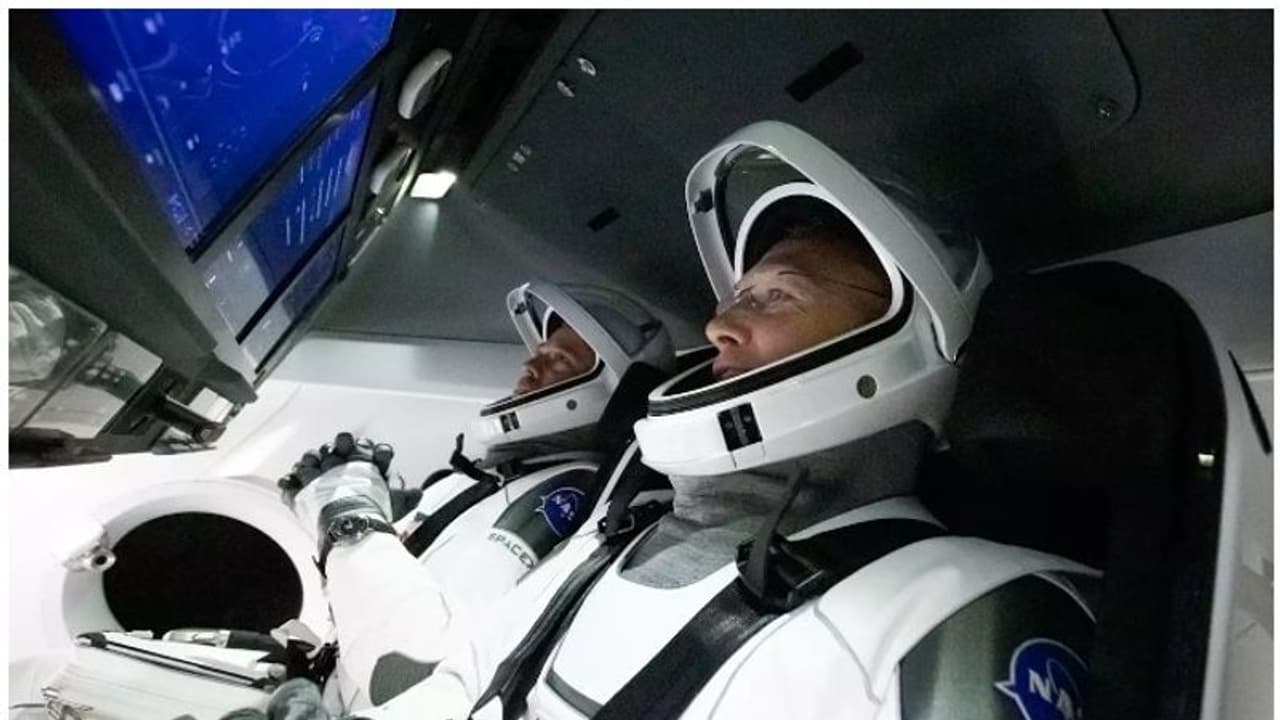 മനുഷ്യരെ വഹിച്ചുള്ള സ്പേസ് എക്സിന്റെ ചരിത്രദൗത്യത്തിന് ഇനി നിമിഷങ്ങൾ, കൗണ്ട്ഡൗൺ മനുഷ്യരെ വഹിച്ചുള്ള സ്പേസ് എക്സിന്റെ ചരിത്രദൗത്യത്തിന് ഇനി നിമിഷങ്ങൾ, കൗണ്ട്ഡൗൺ