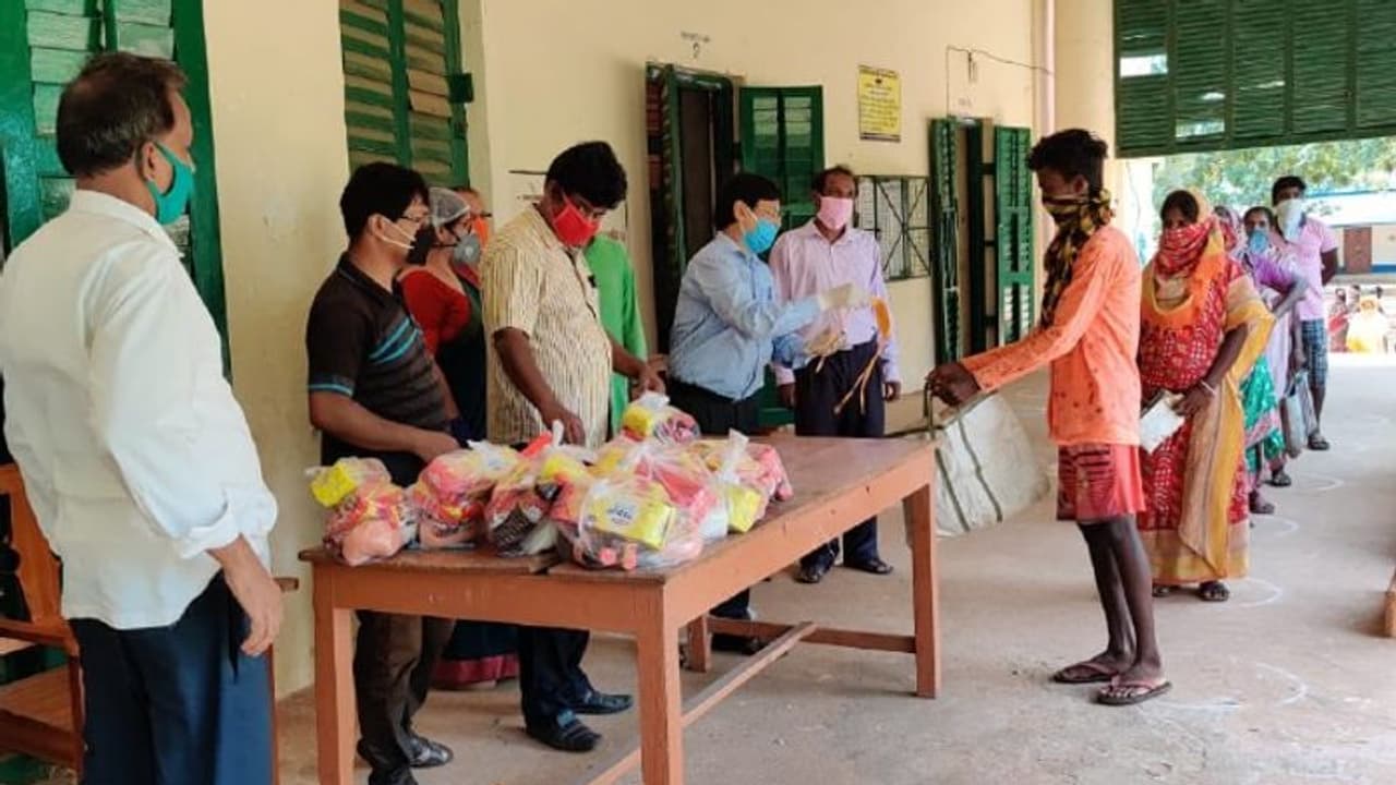 বিদ্যালয় ছুটি, চাঁদা তুলে শিক্ষক শিক্ষিকারা গরিব অভিভাবকদের দিলেন খাদ্য সামগ্রী বিদ্যালয় ছুটি, চাঁদা তুলে শিক্ষক শিক্ষিকারা গরিব অভিভাবকদের দিলেন খাদ্য সামগ্রী