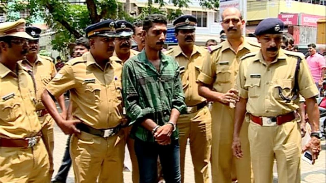 കൂടെ ഉറങ്ങിക്കിടന്ന സുഹൃത്തിനെ തലക്കടിച്ച് കൊന്ന കുപ്രസിദ്ധ കൊലയാളി റിപ്പര്‍ സേവ്യറിന് ജീവപര്യന്തം