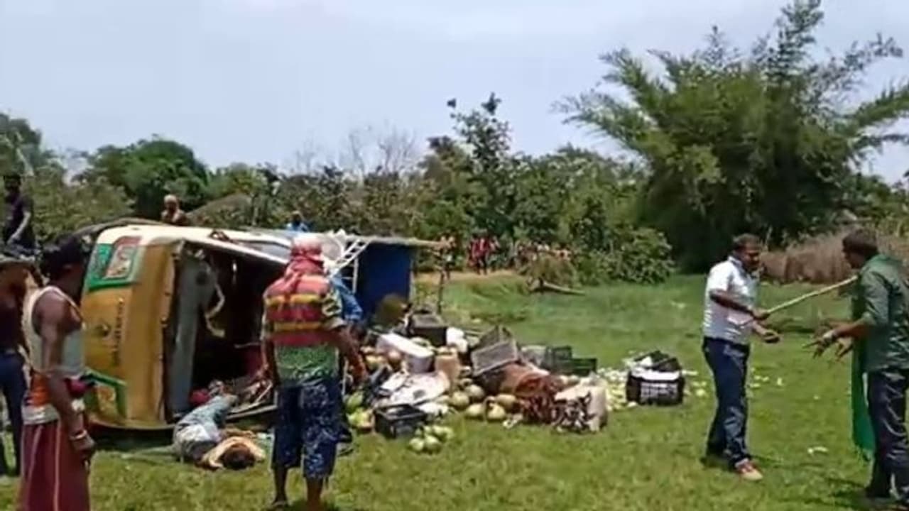 লকডাউনেও তোলা আদায়ের অভিযোগ,পুলিশের তাড়া খেয়ে ওল্টালো গাড়ি লকডাউনেও তোলা আদায়ের অভিযোগ,পুলিশের তাড়া খেয়ে ওল্টালো গাড়ি