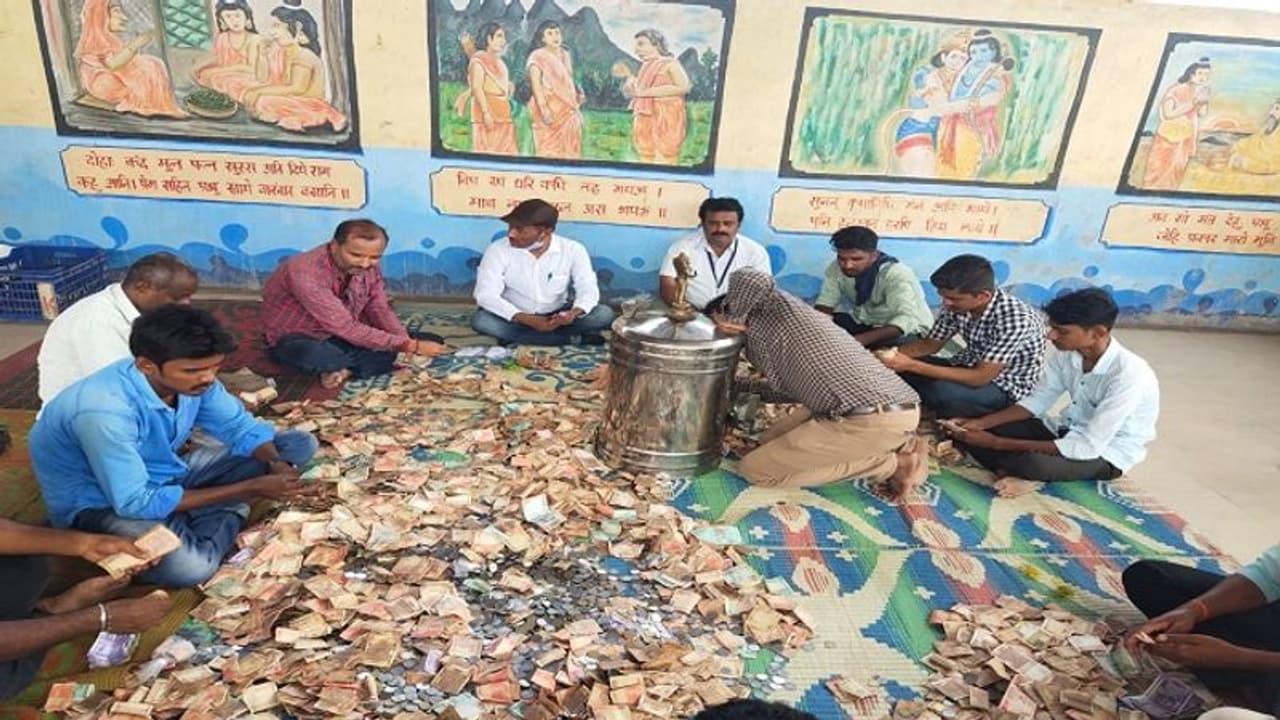 ಗಂಗಾವತಿ: ಅಂಜನಾದ್ರಿ ಪರ್ವತ ಕಾಣಿಕೆ ಹುಂಡಿಯಲ್ಲಿ 3 ಲಕ್ಷ ರು. ಸಂಗ್ರಹ ಗಂಗಾವತಿ: ಅಂಜನಾದ್ರಿ ಪರ್ವತ ಕಾಣಿಕೆ ಹುಂಡಿಯಲ್ಲಿ 3 ಲಕ್ಷ ರು. ಸಂಗ್ರಹ