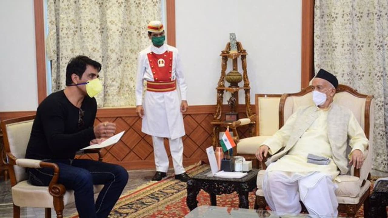 सोनू सूद ने की मजदूरों की मदद तो महाराष्ट्र के राज्यपाल ने की एक्टर से मुलाकात, की खूब तारीफ सोनू सूद ने की मजदूरों की मदद तो महाराष्ट्र के राज्यपाल ने की एक्टर से मुलाकात, की खूब तारीफ