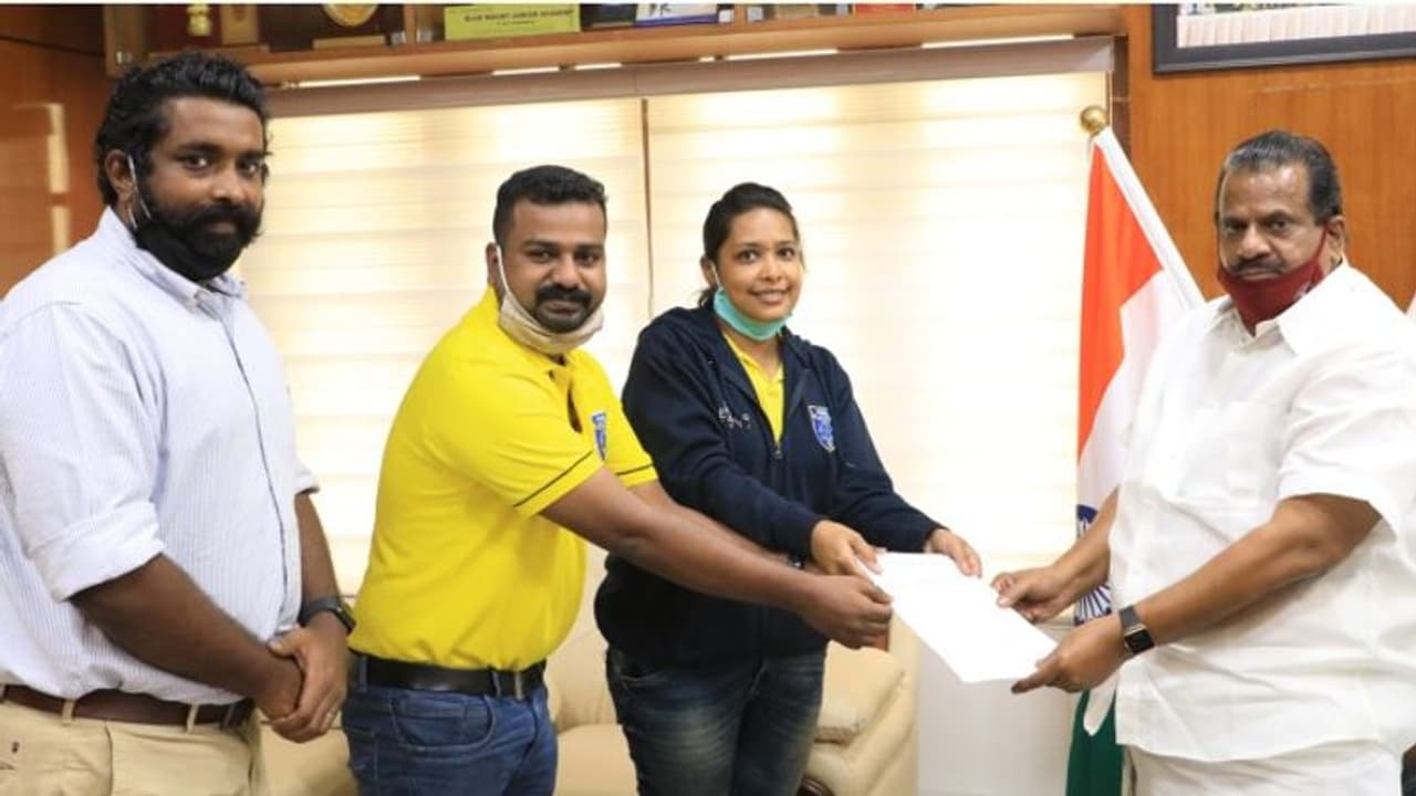 സർക്കാരിന് കൈത്താങ്ങുമായ് വീണ്ടും കേരള ബ്ലാസ്റ്റേഴ്സ്; ഹൈഡ്രോക്സിക്ലോറോക്വിൻ ഗുളികകൾ സംഭാവന ചെയ്തു സർക്കാരിന് കൈത്താങ്ങുമായ് വീണ്ടും കേരള ബ്ലാസ്റ്റേഴ്സ്; ഹൈഡ്രോക്സിക്ലോറോക്വിൻ ഗുളികകൾ സംഭാവന ചെയ്തു