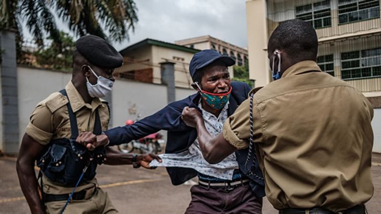 'എന്റെ മേൽ തിളച്ച എണ്ണയൊഴിച്ചു പൊലീസ്...', ഉഗാണ്ടയിലും ലോക്ക് ഡൗണ് മറവില് പൊലീസ് അതിക്രമം? 'എന്റെ മേൽ തിളച്ച എണ്ണയൊഴിച്ചു പൊലീസ്...', ഉഗാണ്ടയിലും ലോക്ക് ഡൗണ് മറവില് പൊലീസ് അതിക്രമം?