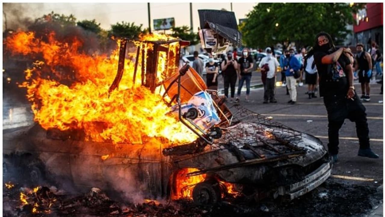 അമേരിക്കയിൽ 26 നഗരങ്ങളിൽ കർഫ്യൂ, കൊവിഡ് പരിശോധന നിർത്തി, ആളിപ്പടർന്ന് കലാപം