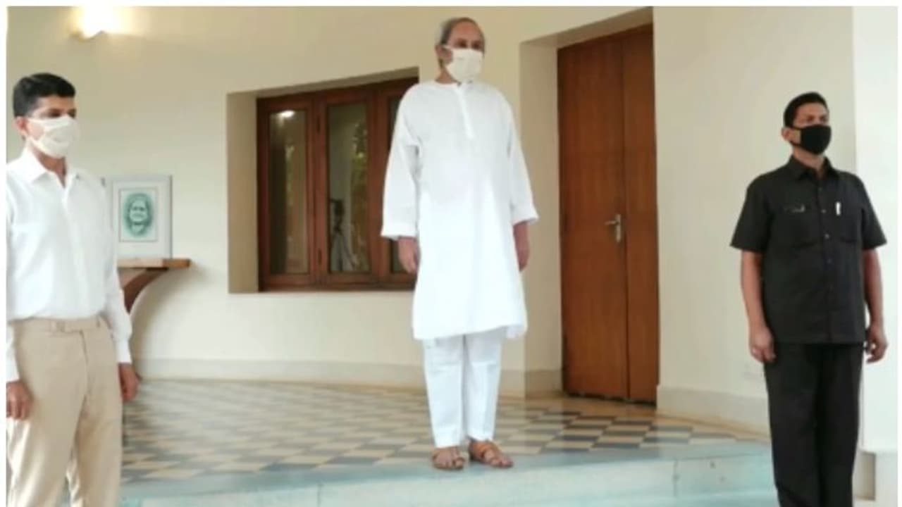 'ബന്ദേ ഉത്കല ജനനീ', കൊവിഡ് പോരാളികൾക്ക് ആദരമർപ്പിച്ച് ഒഡിയ ദേശഭക്തിഗാനം പാടി നവീൻ പട്നായിക്; വീഡിയോ 'ബന്ദേ ഉത്കല ജനനീ', കൊവിഡ് പോരാളികൾക്ക് ആദരമർപ്പിച്ച് ഒഡിയ ദേശഭക്തിഗാനം പാടി നവീൻ പട്നായിക്; വീഡിയോ