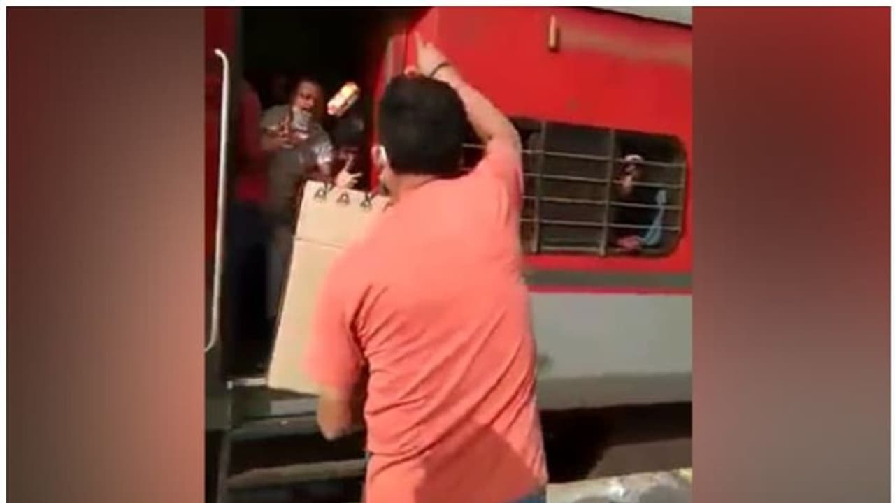 അതിഥി തൊഴിലാളികൾക്ക് ബിസ്കറ്റ് എറിഞ്ഞു കൊടുത്തു; പ്രതിഷേധം ഉയര്‍ന്നതോടെ ഉദ്യോ​ഗസ്ഥന് സസ്പെൻഷൻ