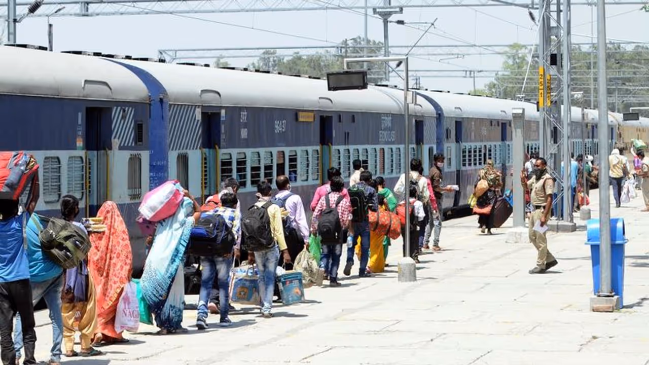 ശ്രമിക് ട്രെയിനുകളിലെ മരണത്തിന് കാരണം പട്ടിണിയല്ല; സംഭവത്തെ രാഷ്ട്രീയവത്കരിക്കുന്നു; ബിജെപി വക്താവ്