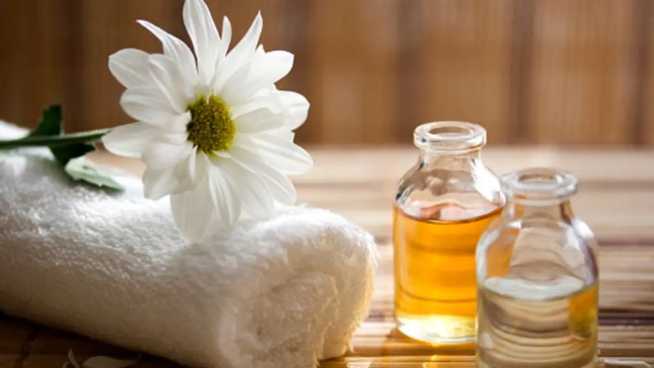 কোমল নরম ত্বক পেতে, রূপচর্চার তালিকায় অবশ্যই রাখুন বেবি অয়েল কোমল নরম ত্বক পেতে, রূপচর্চার তালিকায় অবশ্যই রাখুন বেবি অয়েল